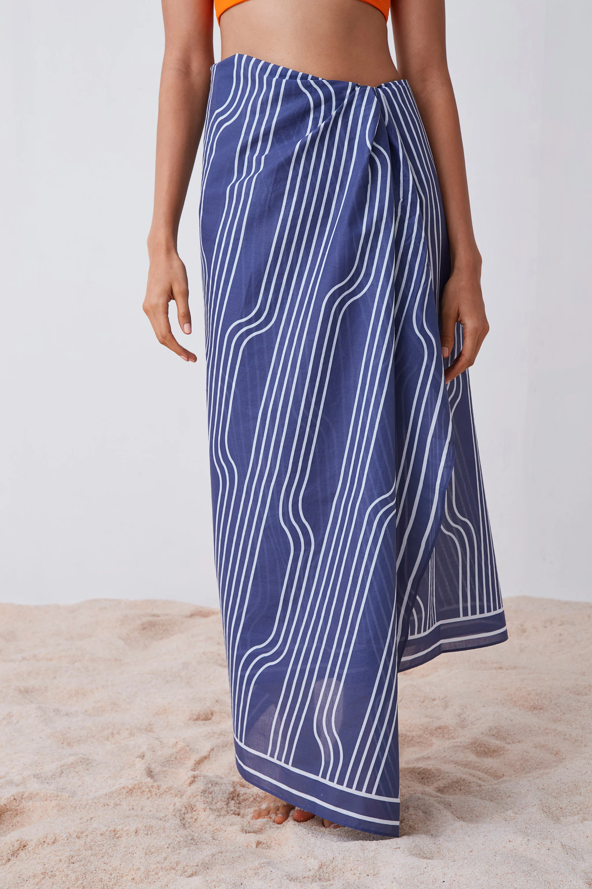Window Pane Print Sarong - Blue and White - Image 5