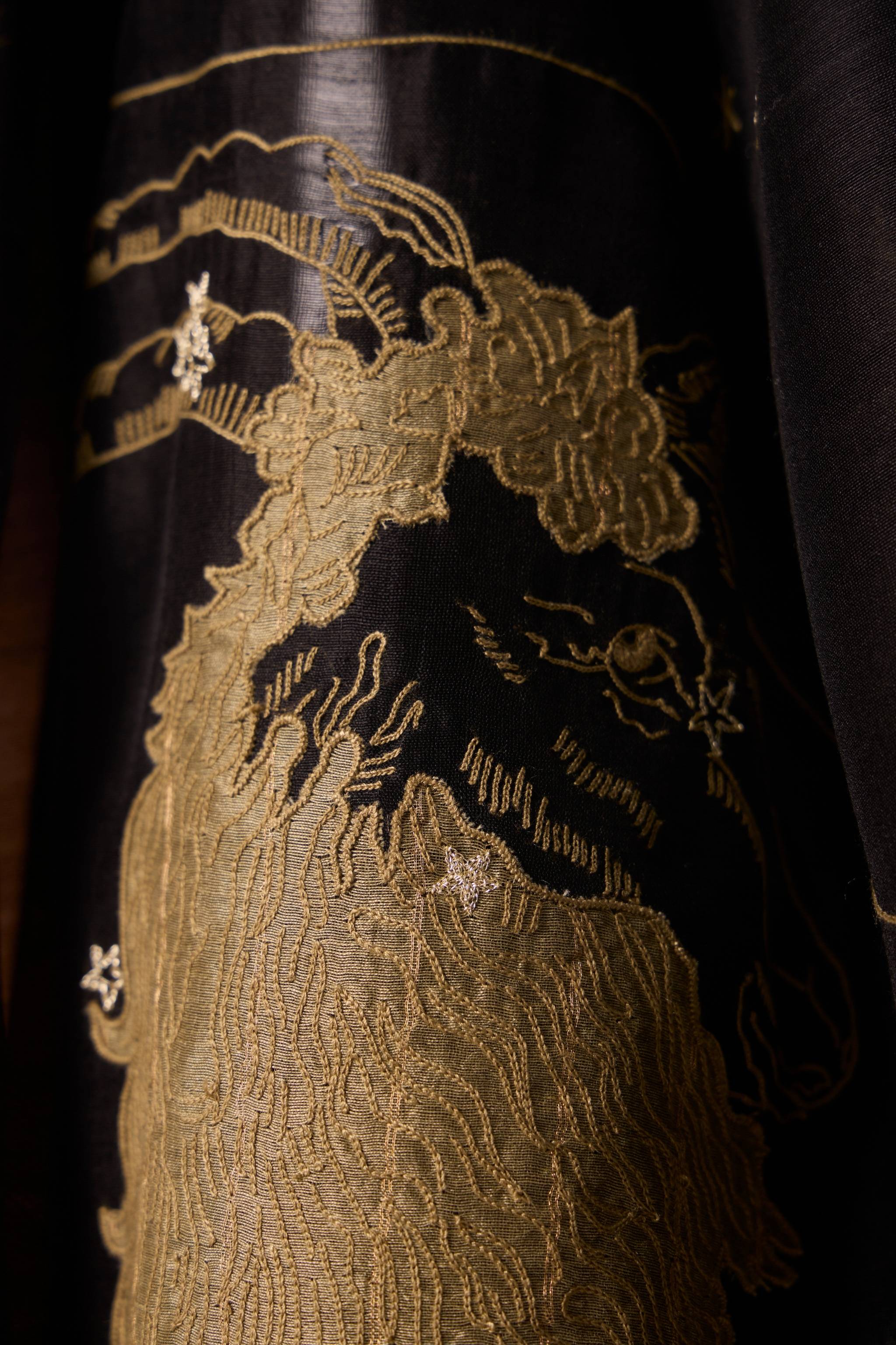Zuben Zodiac Black Handwoven Embroidered Saree - Image 3